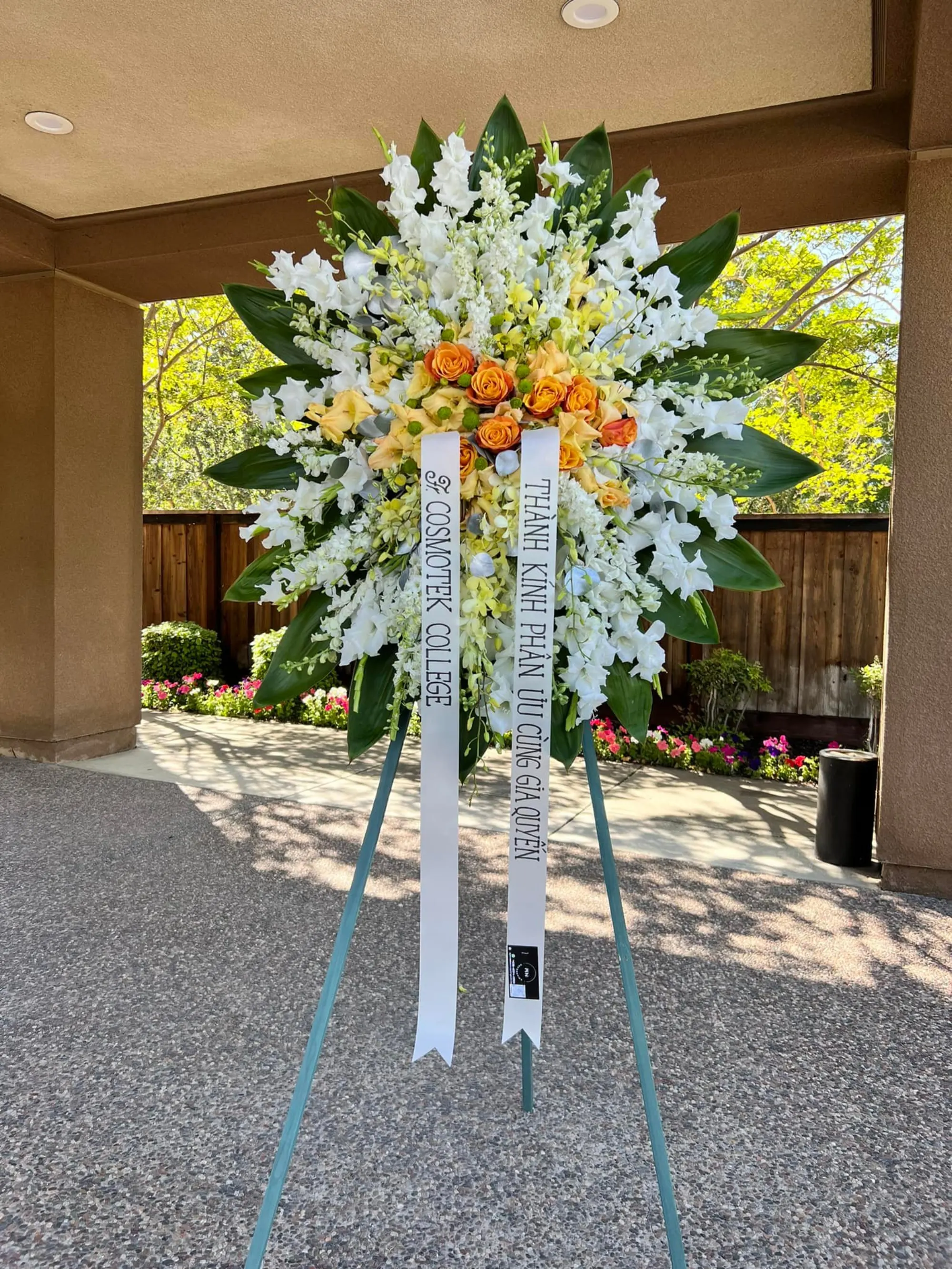Sympathy flowers Bay Area 0001Decor