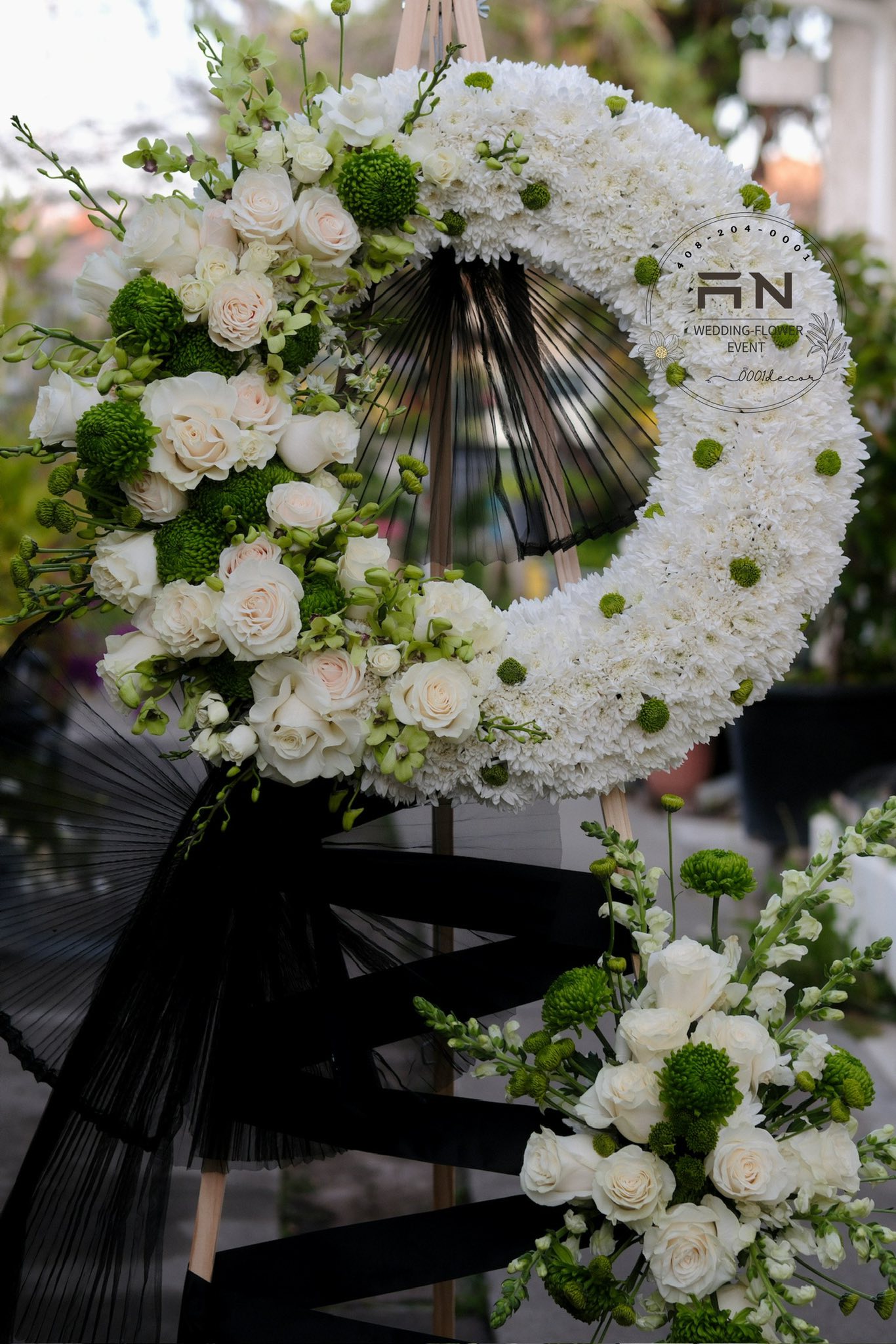 Elegant sympathy standing spray 0001Decor
